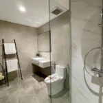 Jak zaprojektować łazienkę pod schodami