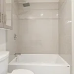 Jak naprawić łazienkę, która pachnie pleśnią